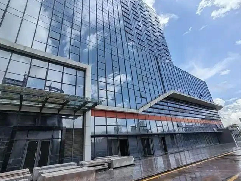 유리 커튼 벽으로 외벽을 장식하는 것이 좋습니까?