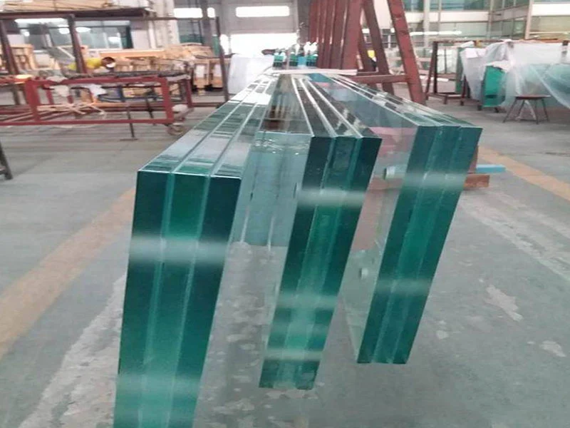 유리 보도에 얇은 유리 층이 하나만 있다는 것이 정말 안전합니까?